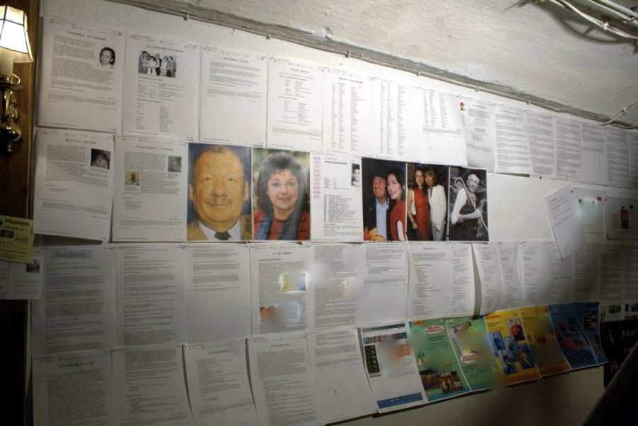Pinwand mit Geschichten zu den Schauspielern Willi Harlander usw.